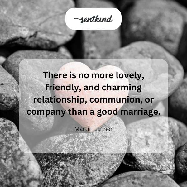 Wedding rings intertwined on a floral background symbolize a lasting union.